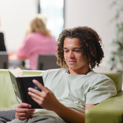 Deelnemer leest een boek in het onderzoekscentrum van ICON