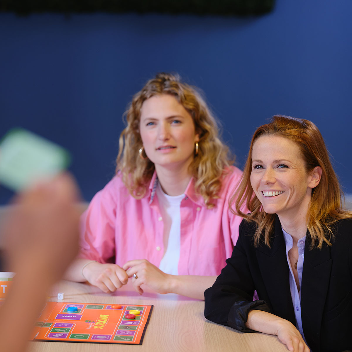 Deelnemers spelen een spelletje in het onderzoekscentrum