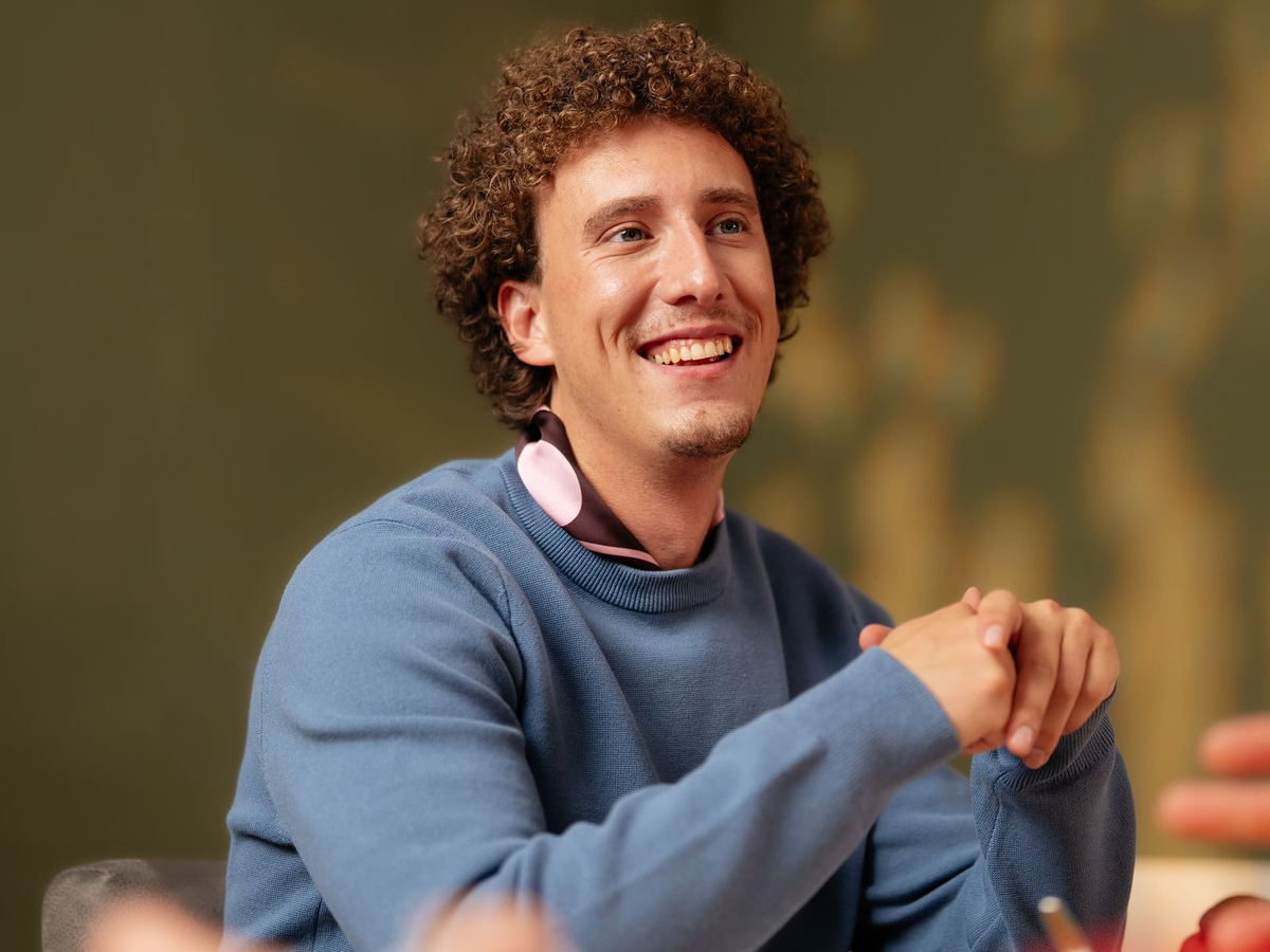 Foto van een deelnemer op zijn laptop in het onderzoekscentrum van ICON