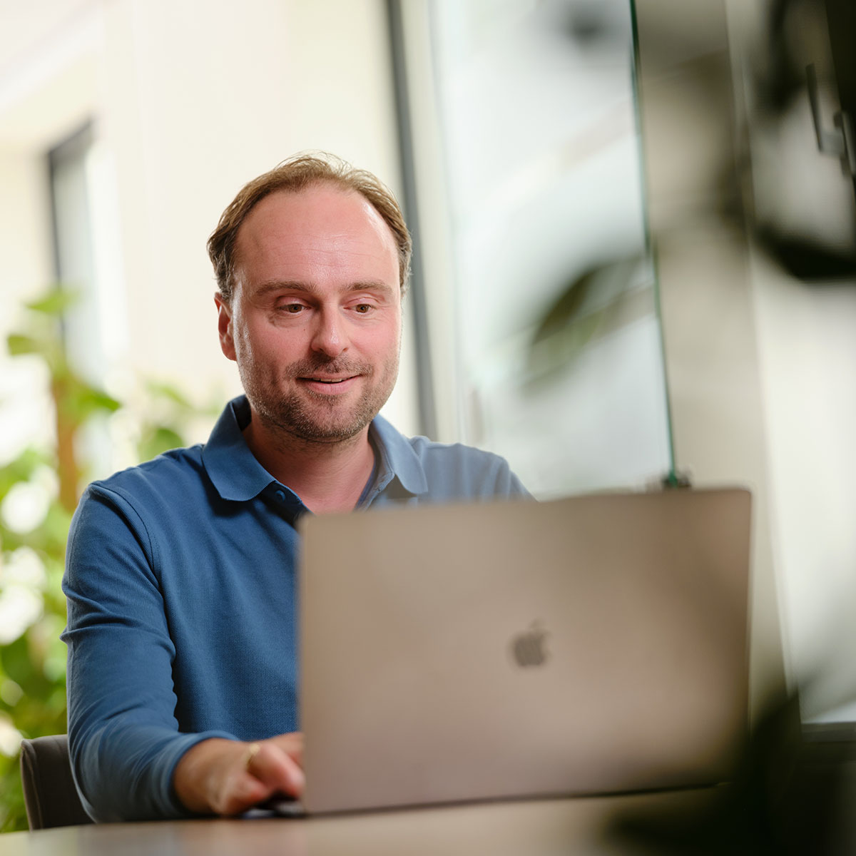 Foto van een deelnemer op zijn laptop in het onderzoekscentrum van ICON